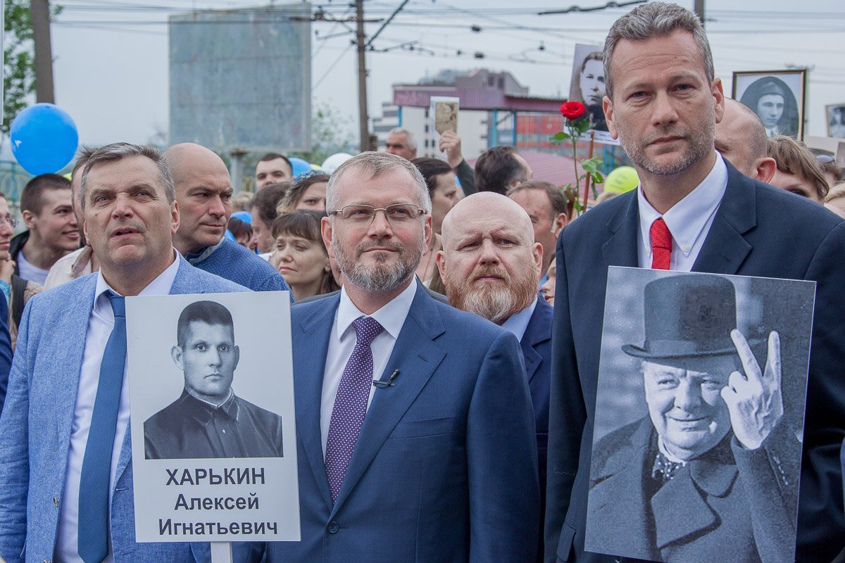 Смотрим в светлое будущее. С пловом и шашлычком.