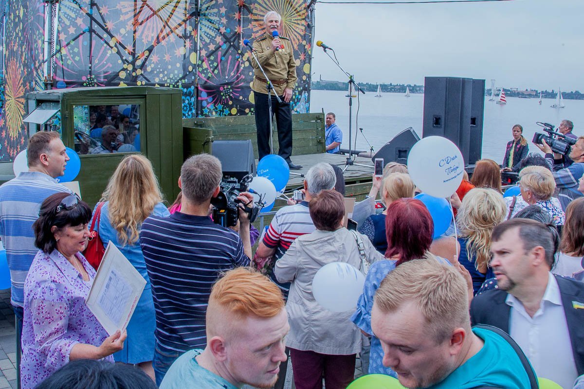 В конце марша на сцене выступили артисты