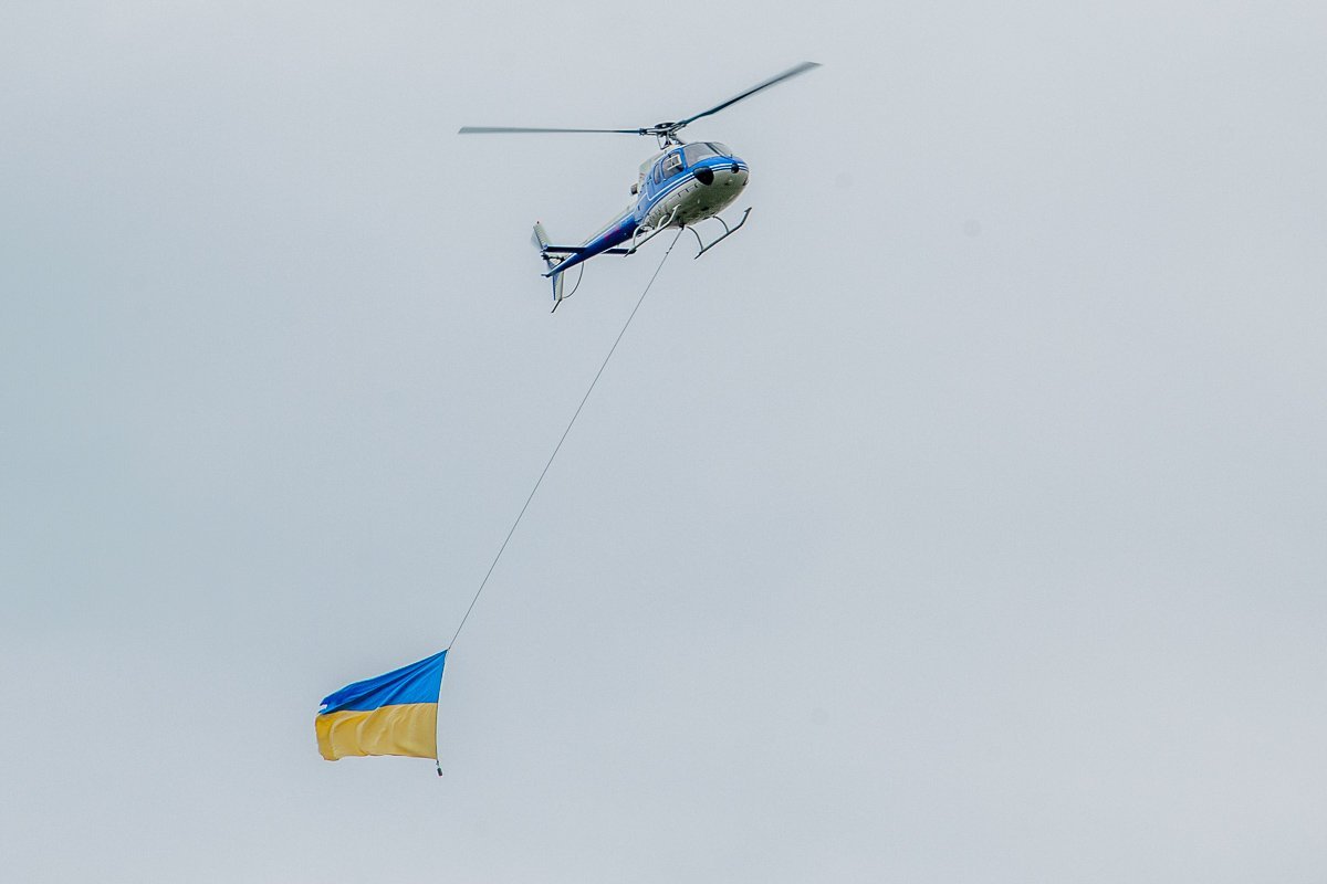 Над Днепром поднялся вертолет с украинским флагом Над Днепром поднялся вертолет с украинским флагом