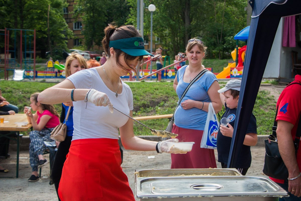В очереди за кашей были и взрослые, и дети