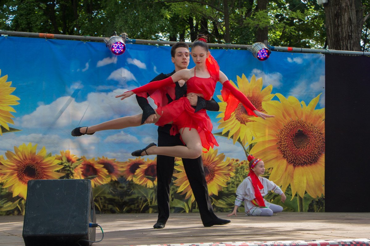 С 17:00 в парке стартовала праздничная концертная программа