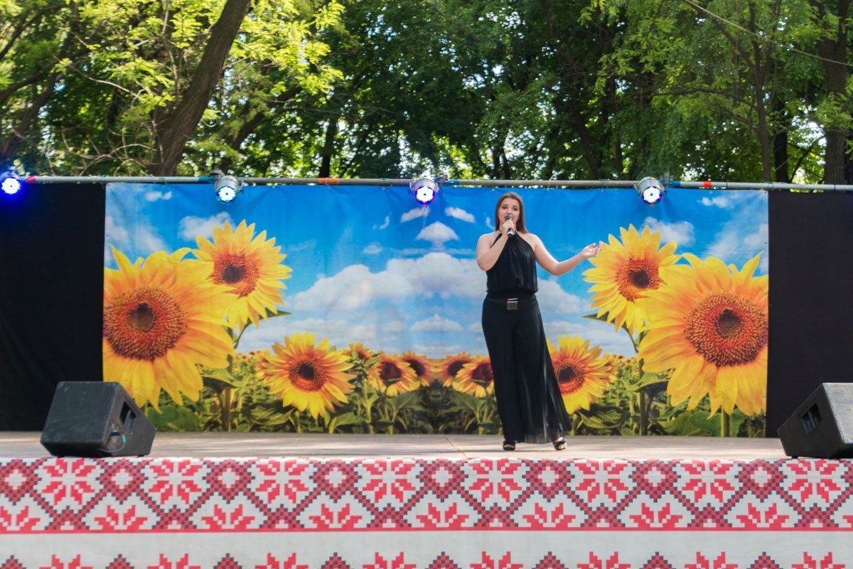 Своим пением гостей порадовала Марина Ирчишина