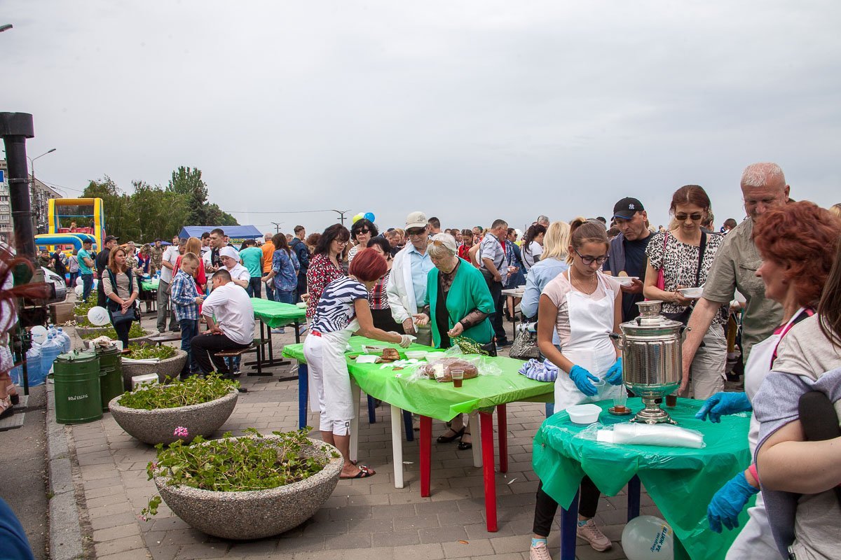 «Дякуємо за життя»: в День Победы для жителей Днепра выступали «Песняры» и Олег Кензов 3