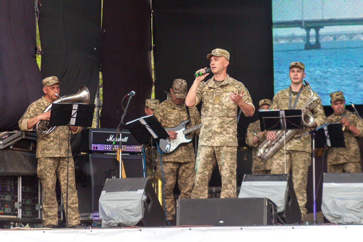 Для зрителей выступали известные музыкальные группы и ансамбли Для зрителей выступали известные музыкальные группы и ансамбли