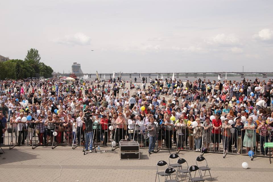 На Фестивальном причале собрались сотни горожан На Фестивальном причале собрались сотни горожан