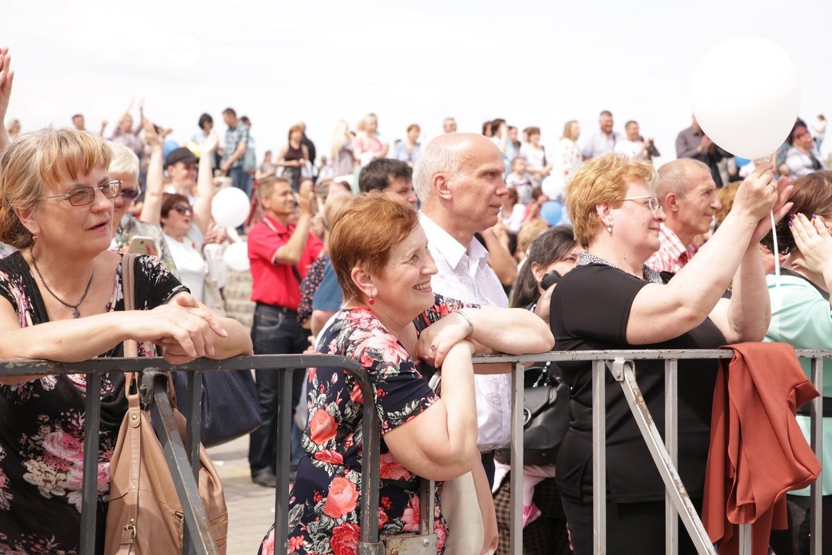 «Дякуємо за життя»: в День Победы для жителей Днепра выступали «Песняры» и Олег Кензов 6