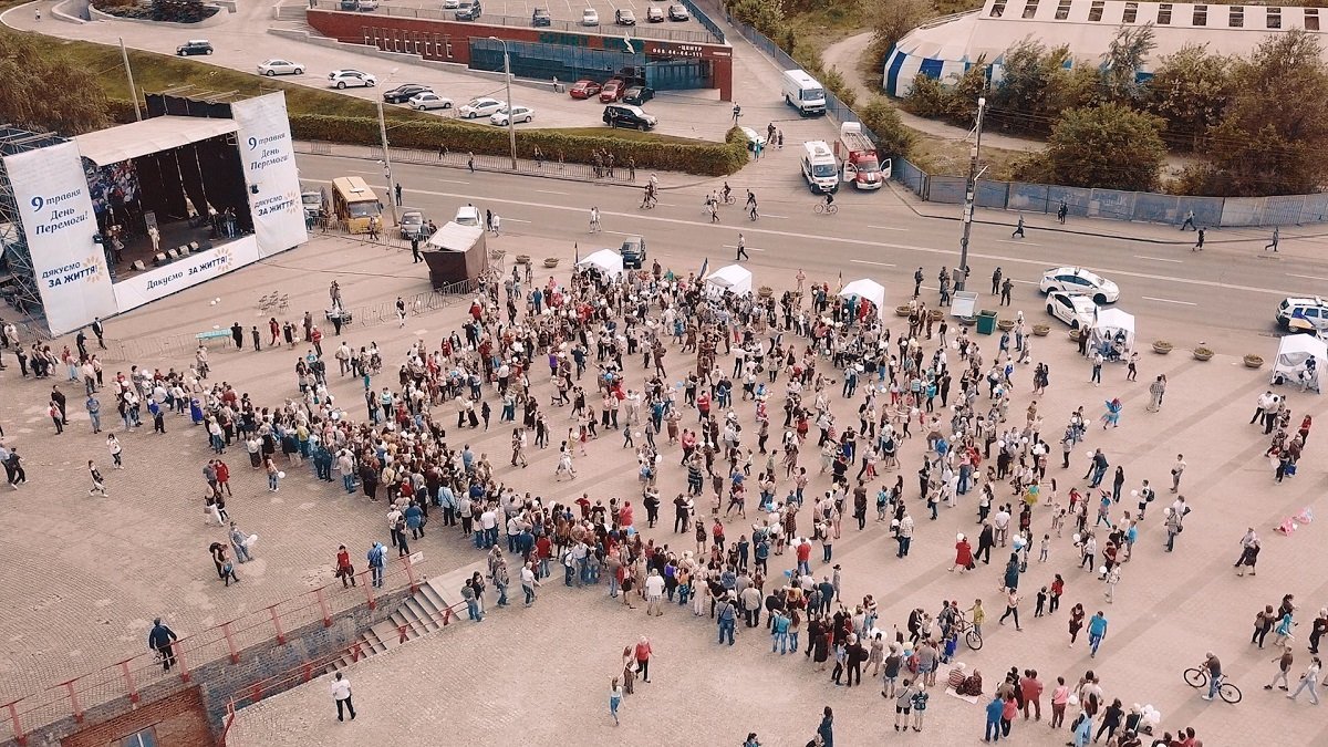 «Дякуємо за життя»: в День Победы для жителей Днепра выступали «Песняры» и Олег Кензов 11