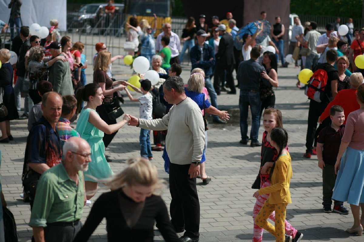 «Дякуємо за життя»: в День Победы для жителей Днепра выступали «Песняры» и Олег Кензов 12