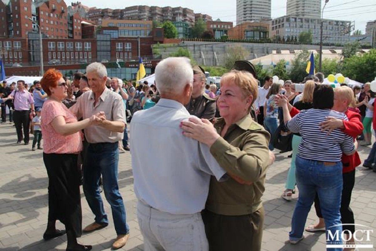 «Дякуємо за життя»: в День Победы для жителей Днепра выступали «Песняры» и Олег Кензов 15