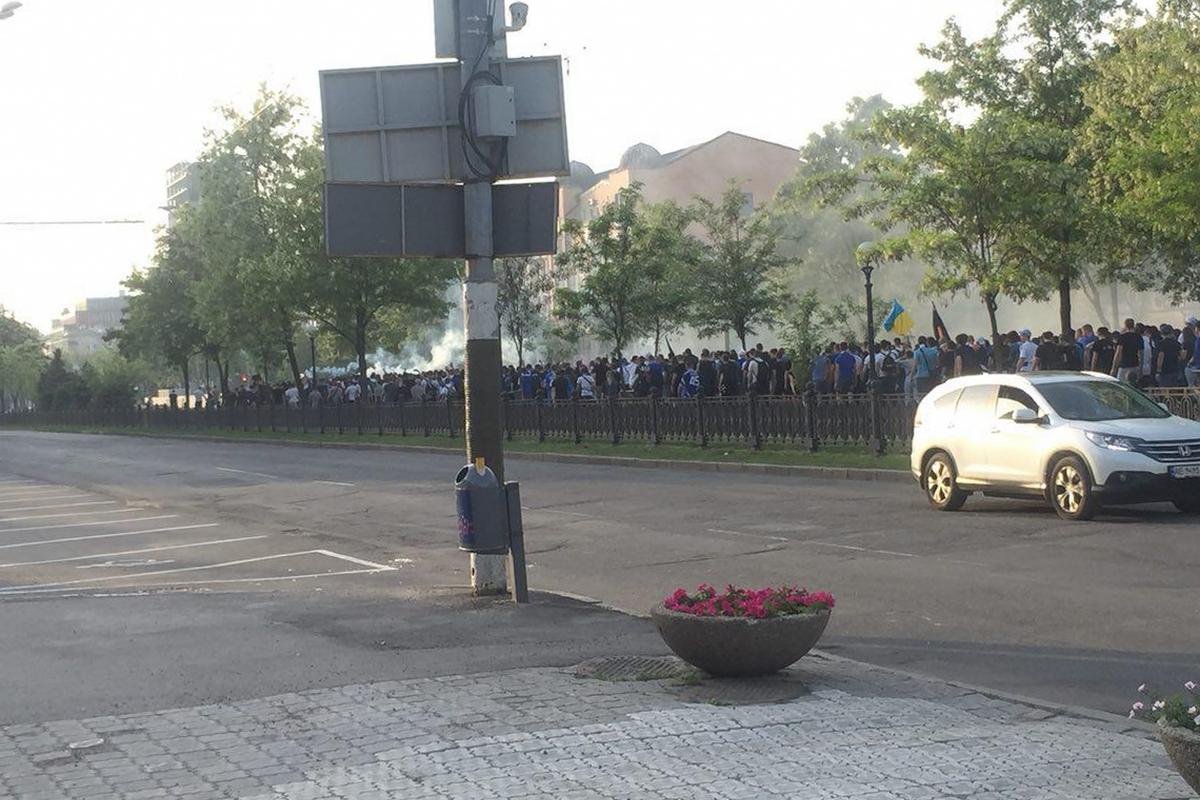 Взрывы петард были слышны в нескольких кварталах от колонны