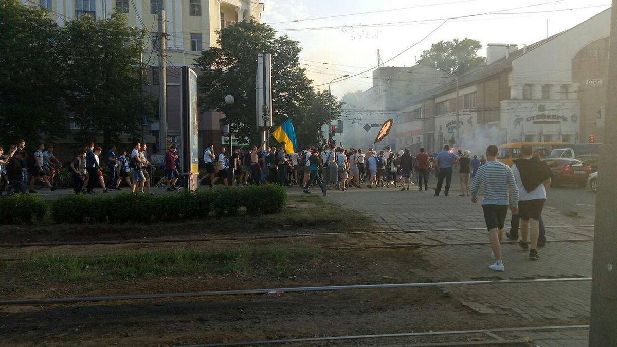 Вскоре, казалось бы, мирные фанаты превратились в неуправляемую толпу