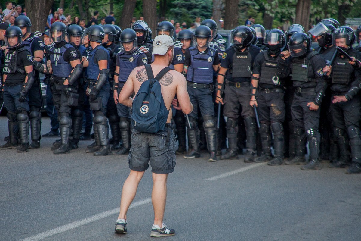 Шествие проходило по улицам города достаточно мирно Шествие проходило по улицам города достаточно мирно