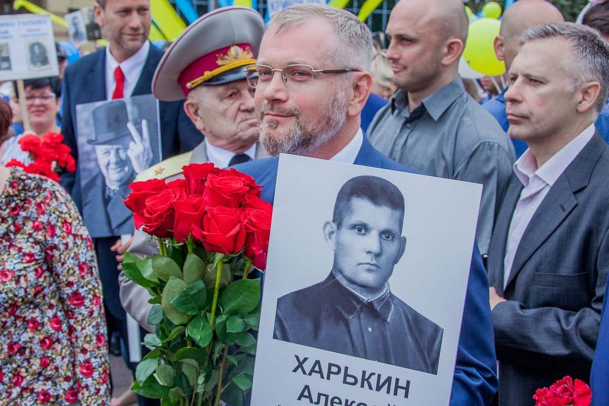Жители Днепра собрались в 9:30 возле памятника генералу Пушкину на проспекте Яворницкого и прошли маршем к монументу Славы