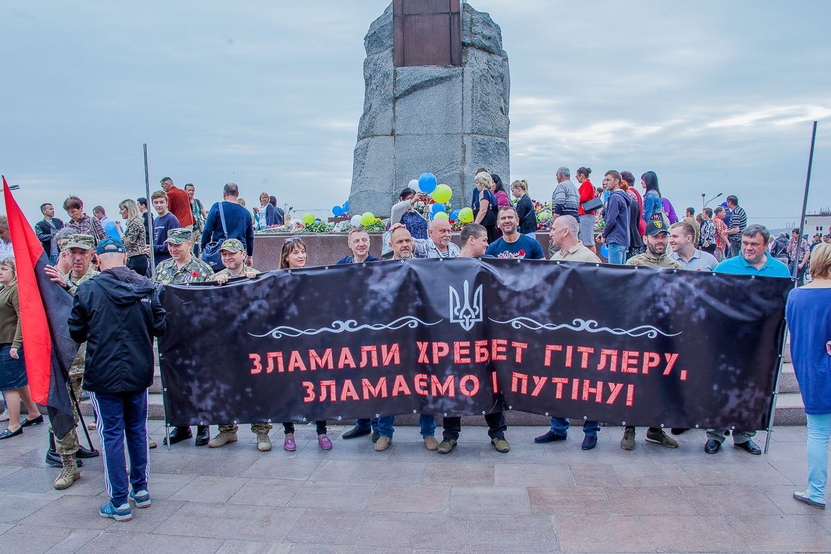 В шествии приняли участие ветераны, дети войны, представители разных политических и общественных организаций, воины АТО и студенты