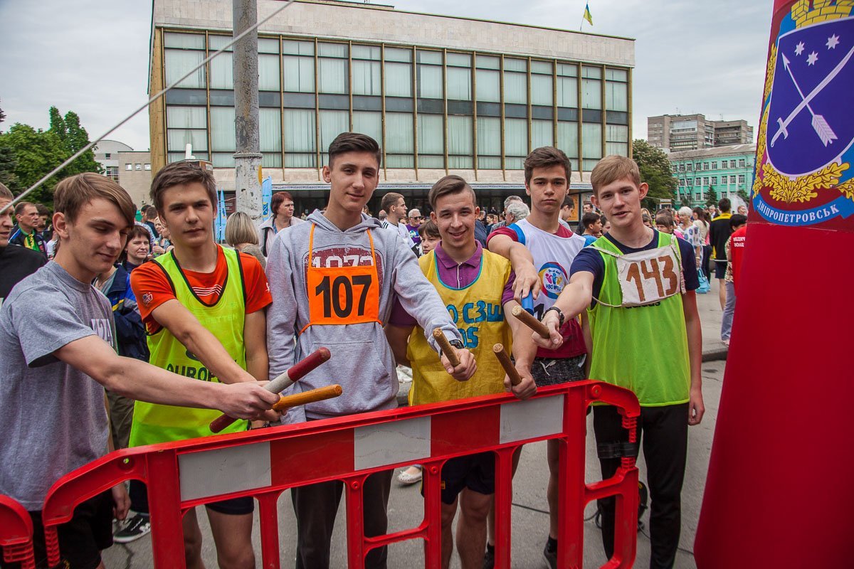  9:30 в Днепре стартовала традиционная легкоатлетическая эстафета
