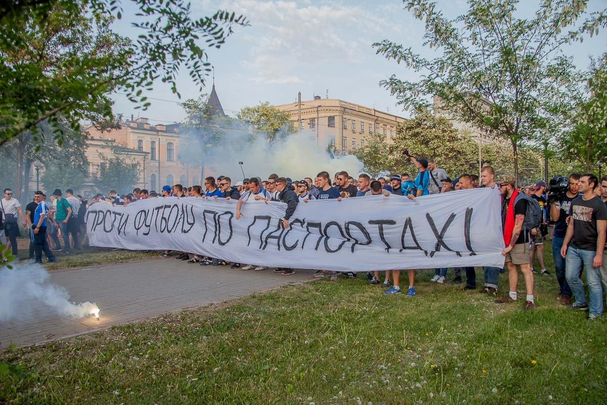 На стадионе «Днепр-Арена» проходит финальный матч Кубка Украины по футболу между «Шахтером» и «Динамо»