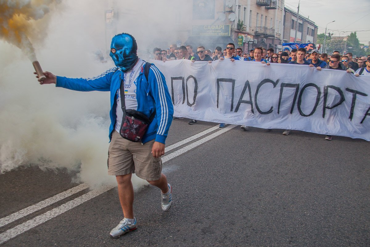 Шествие проходило по улицам города достаточно мирно. Однако на пересечении проспекта Пушкина и улицы Фабра несколько молодых людей начали бросать в полицейскую машину брусчаткой