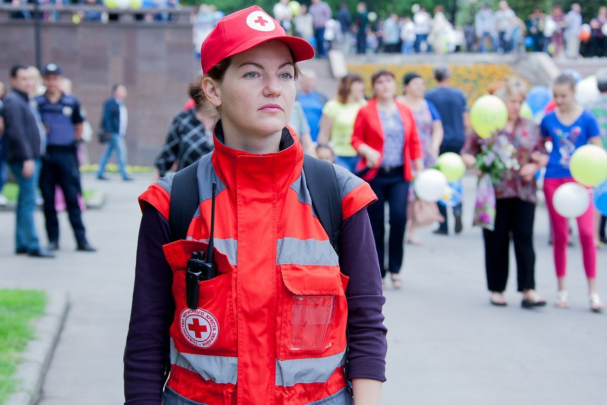 Всюду дежурили медики