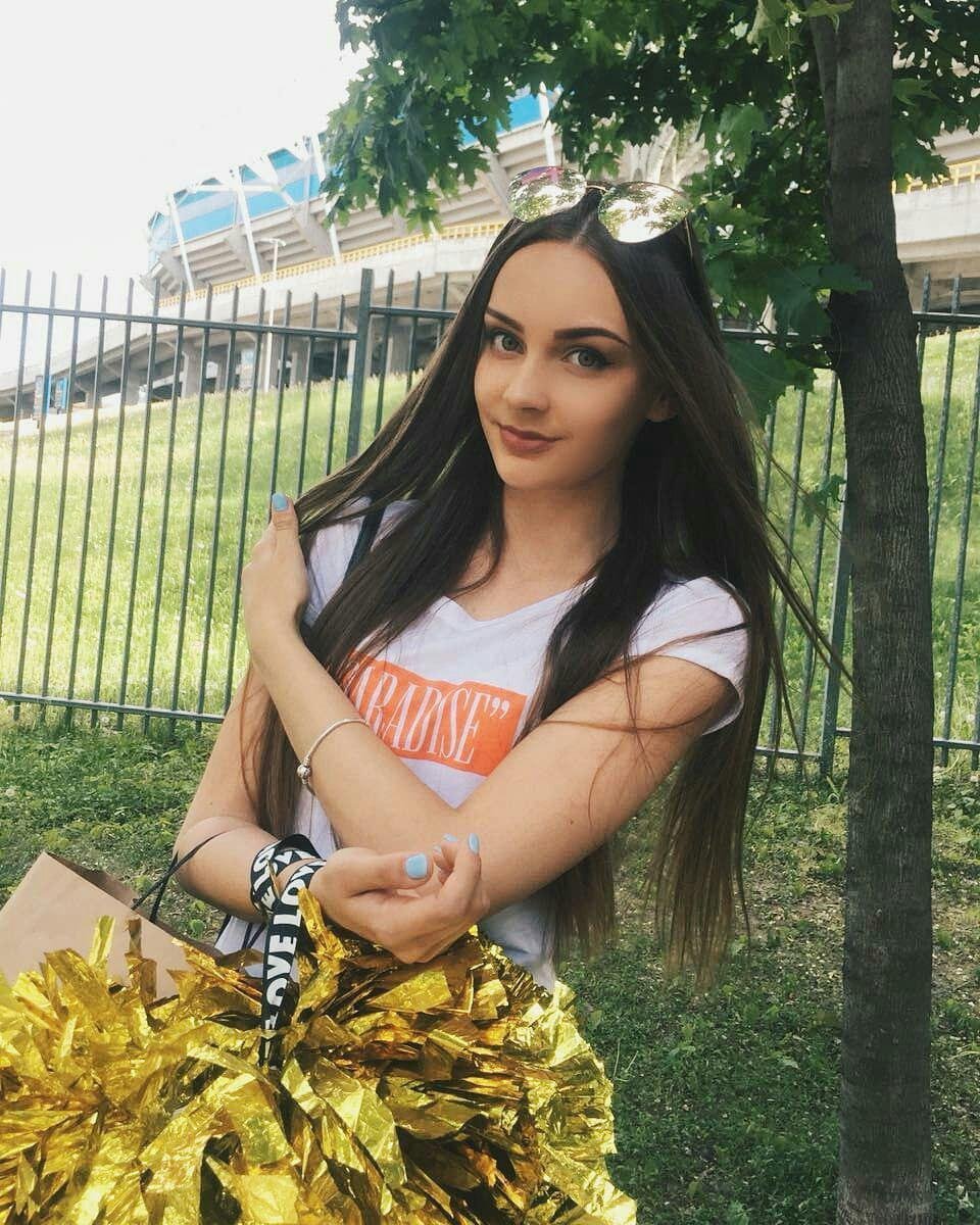 Выход на поле забитого стадиона уже меньше чем через час. Сумасшедшая подготовка и безумное волнение. Все включаем ТВ и выглядываем нас. Удачи командам и нам