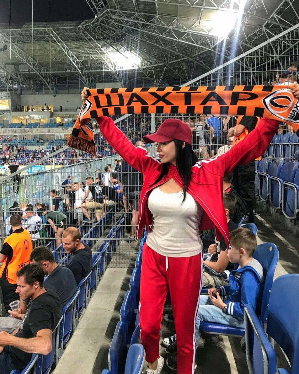 На матче были действительно яркие болельщицы