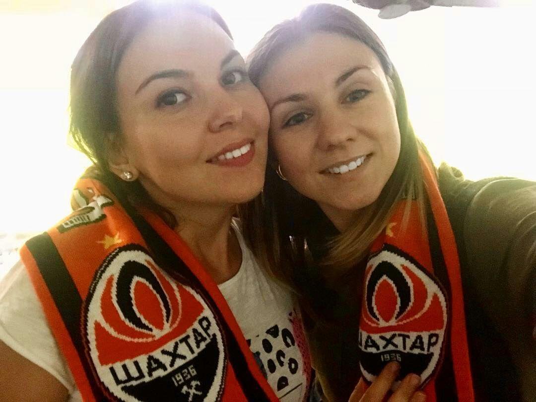 Радостные болельщицы команды Шахтар" радуются победе