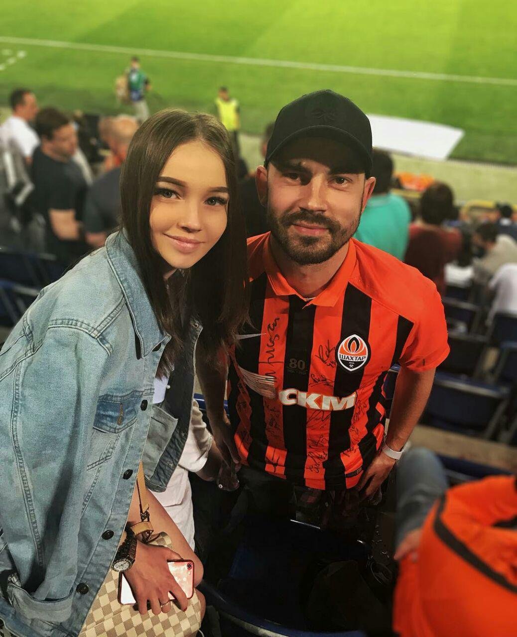 Болельщицы не упустили возможность сфотографироваться с известным ведущим Андреем Бедняковым