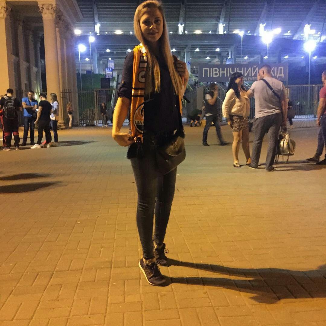 На фото девушки искренне улыбаются, радуясь победе