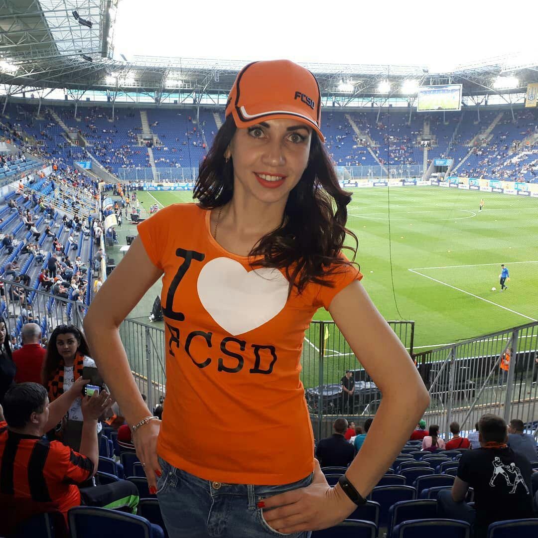 Эффектные девушки пришли в одежде с символикой любимой команды