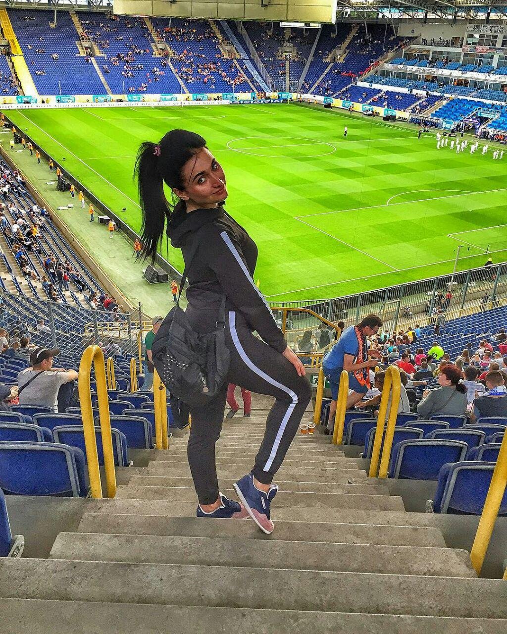 Перед началом матча девушки позировали для социальных сетей