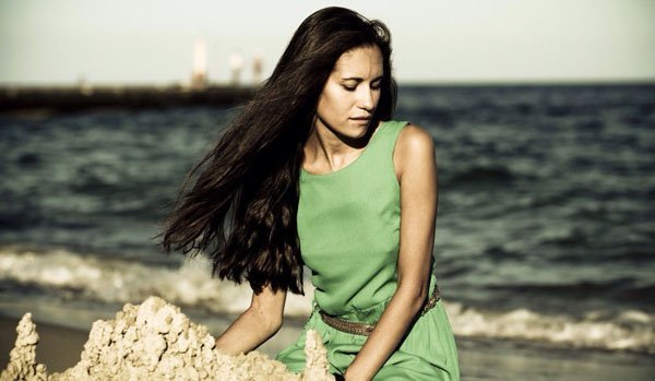 Хрупкая девушка, в которой живет талант колоссальной величины, представит публике много премьер и светлых песен