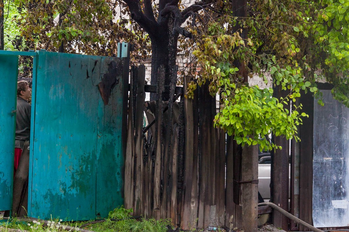 Обгоревший забор дома Обгоревший забор дома