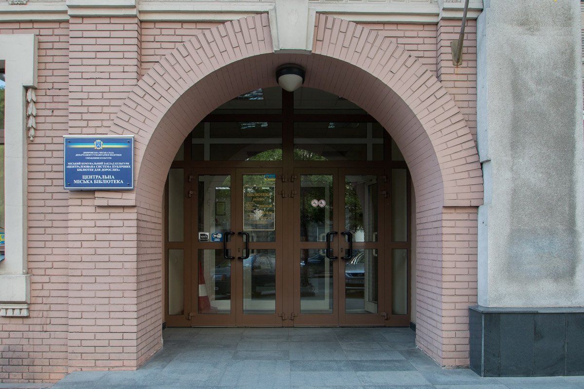 К услугам читателей предлагают более 600 наименований журналов и газет К услугам читателей предлагают более 600 наименований журналов и газет