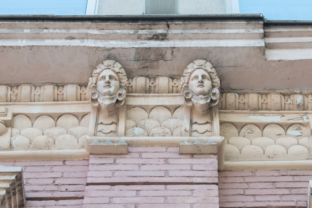 Каждый час им выдается 245 - 250 экземпляров изданий Каждый час им выдается 245 - 250 экземпляров изданий