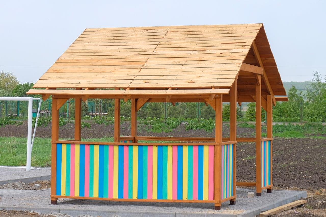 Рядом с домом благоустраивают территорию Рядом с домом благоустраивают территорию