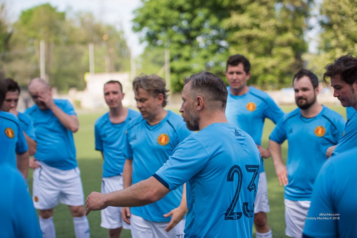 Товарищеский матч звезд шоубизнеса, волонтеров и медиков прошел на стадионе «Монтажник», который принадлежит академии ФК «Днепр»