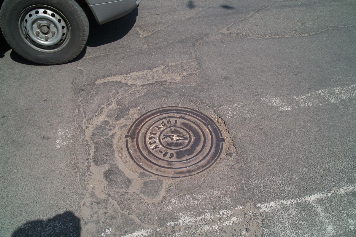 На проезжей части проложены трамвайные пути, там курсируют легковые автомобили и общественный транспорт На проезжей части проложены трамвайные пути, там курсируют легковые автомобили и общественный транспорт