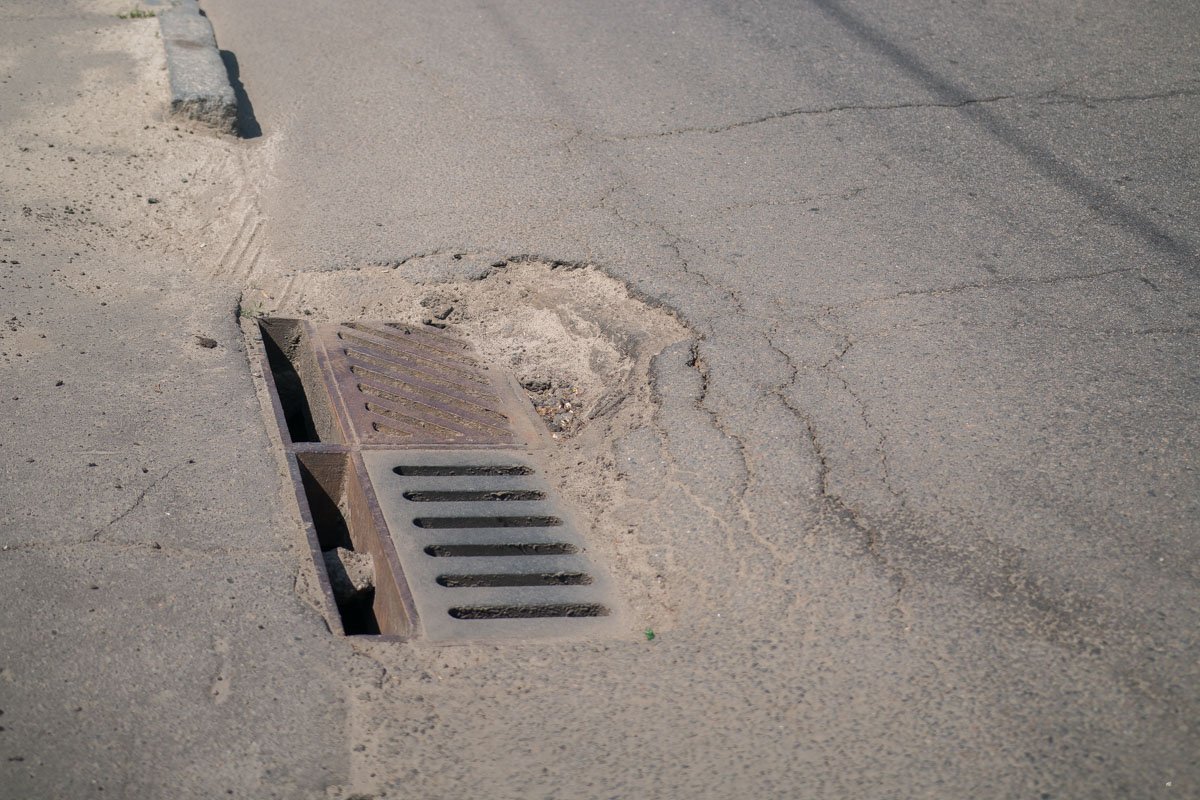 Раскуроченные ливневки - отличительная черта дорог Днепра Раскуроченные ливневки - отличительная черта дорог Днепра