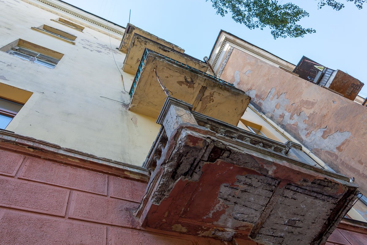 Некоторые части фасадов буквально рушатся на глазах