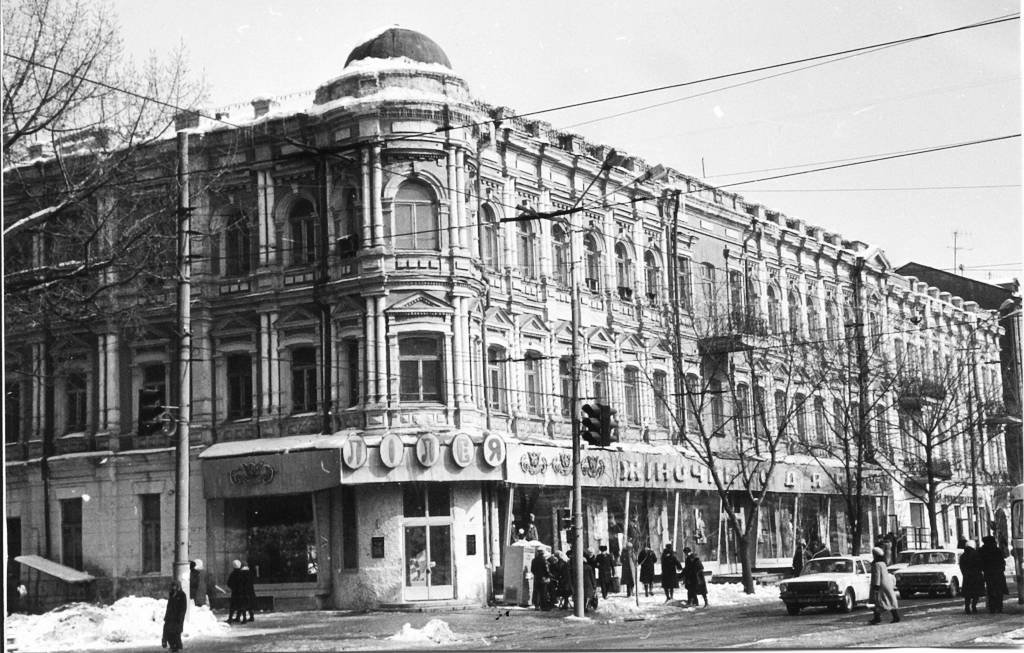 Так выглядел дом в 1985 году. Без куполов на крыше