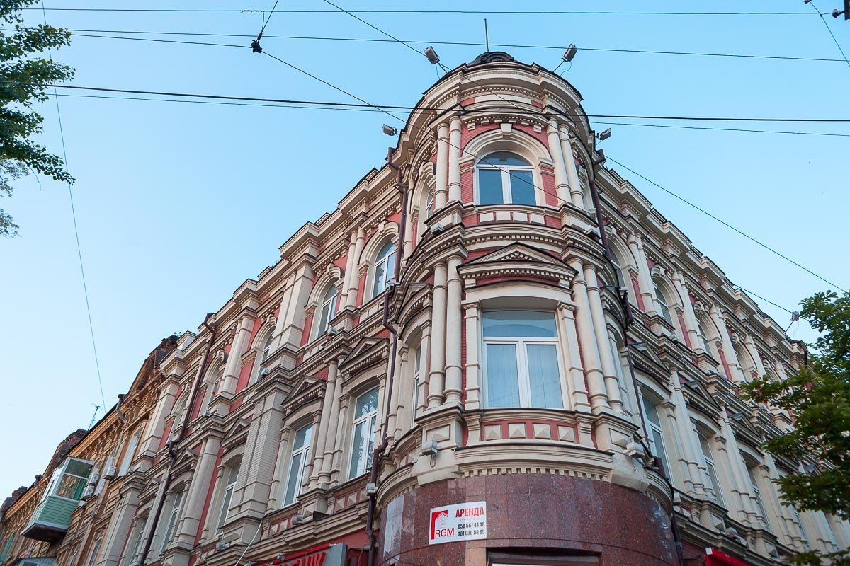 Слева притаился балкон, который портит вид фасада