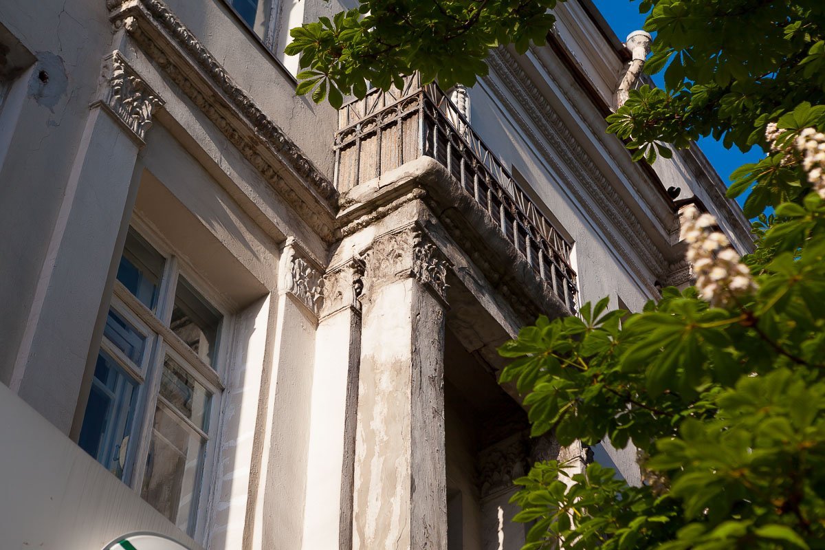 Здесь не так много кондиционеров и застекленных балконов