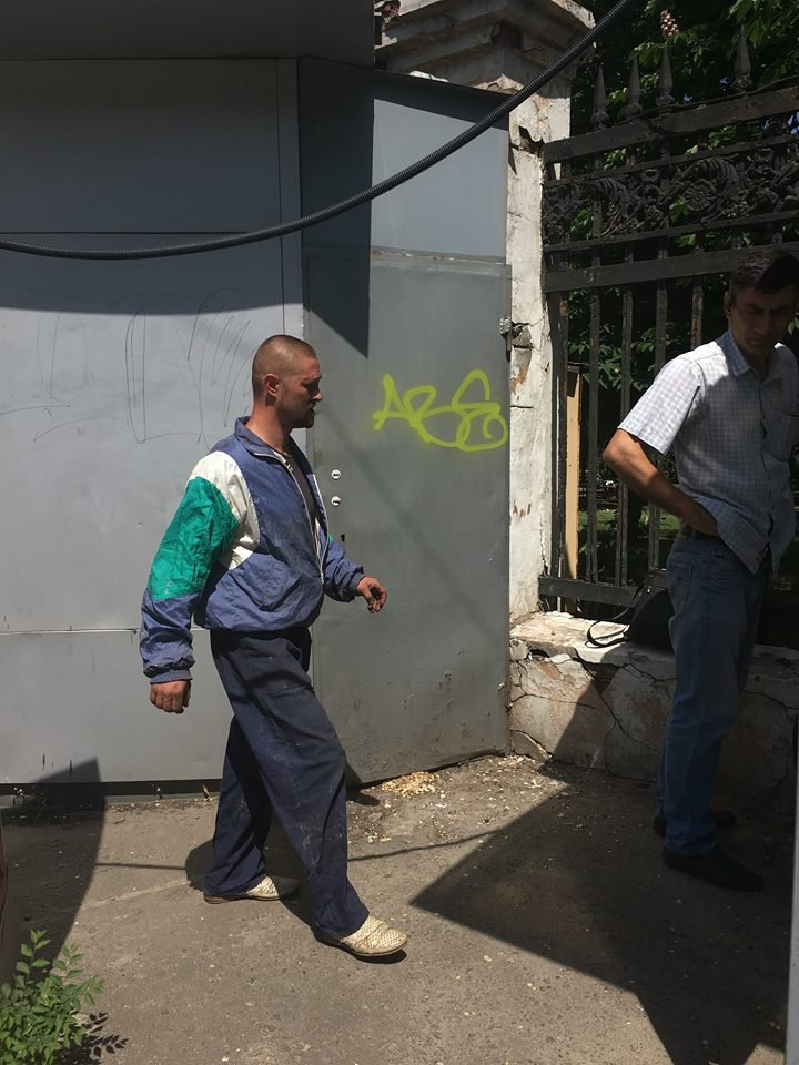 На вопросы, кто они и что делают, коммунальщики не отвечали