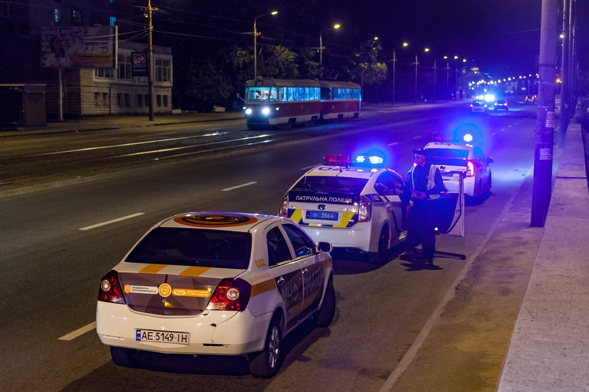 Патрульные сами увидели место ДТП и оградили его конусами Патрульные сами увидели место ДТП и оградили его конусами