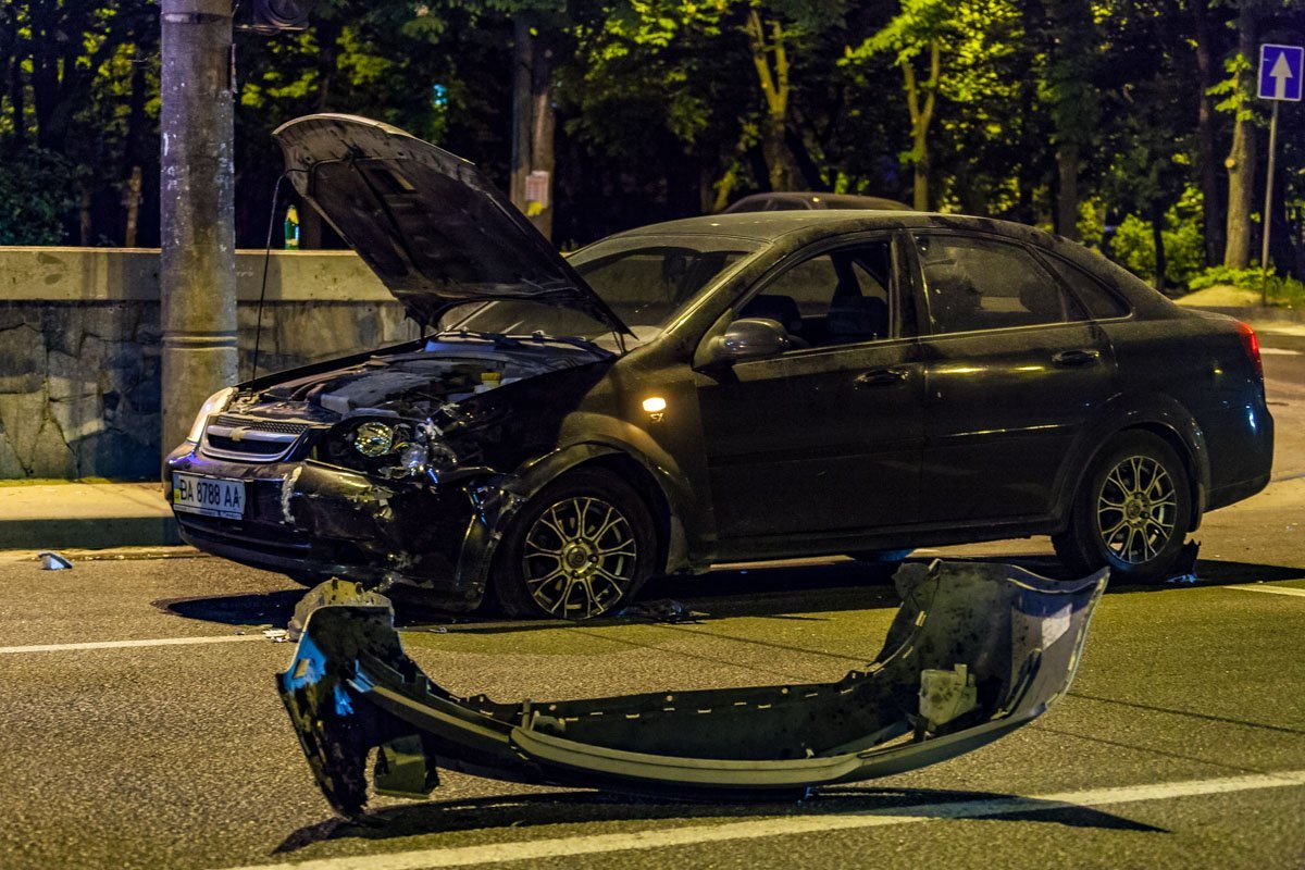 Chevrolet ехал по проспекту Богдана Хмельницкого в сторону Запорожского шоссе Chevrolet ехал по проспекту Богдана Хмельницкого в сторону Запорожского шоссе