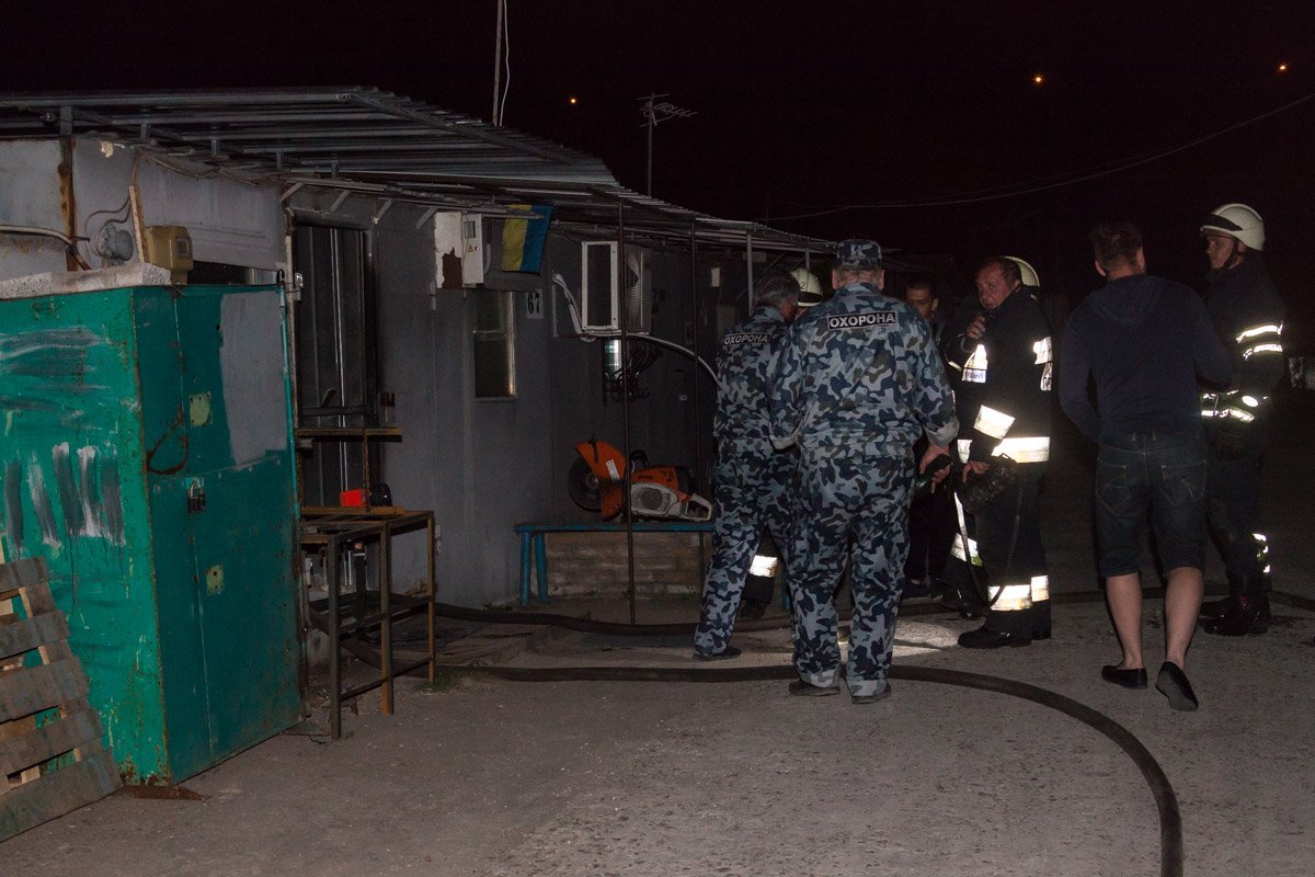 На яхт-клубе горел рыбацкий гараж На яхт-клубе горел рыбацкий гараж