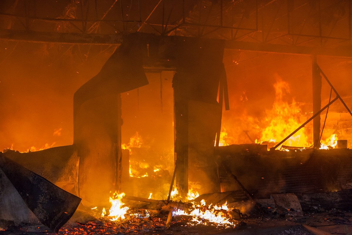 Загорелся магазин Салтовского мясокомбината.