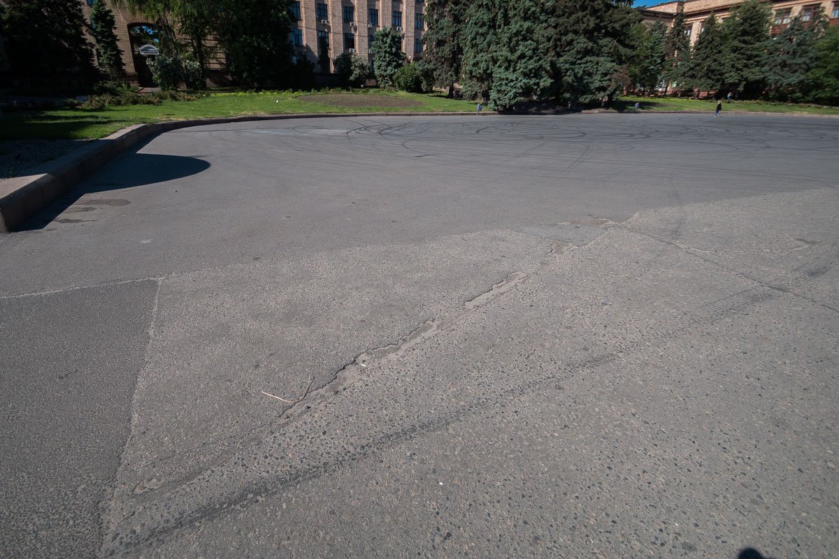 Асфальтное покрытие на площади выглядит идеально, оно будто создано для того, чтобы там дрифтовать