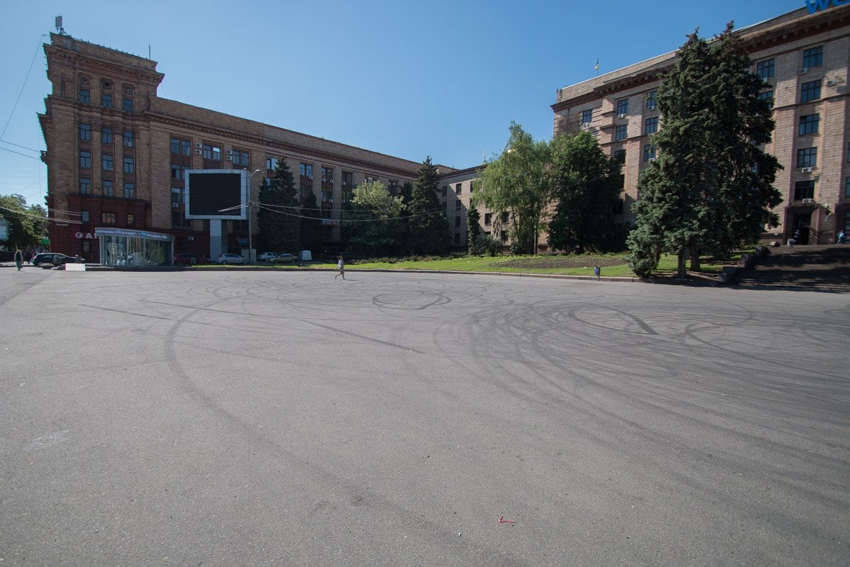 Именно поэтому на полотне виднеются следы шин от транспорта разного калибра