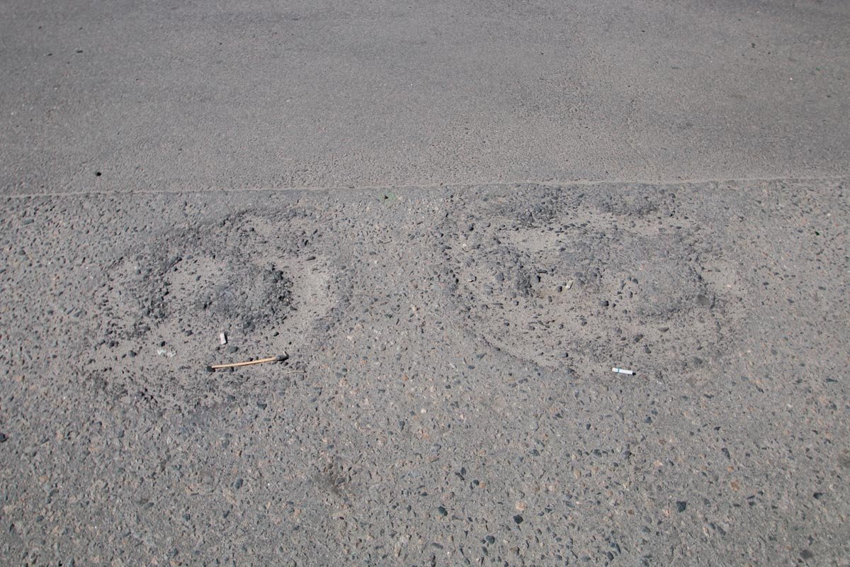 От тяжелых металлоконструкций кое-где на асфальте мелькают следы и небольшие выбоины