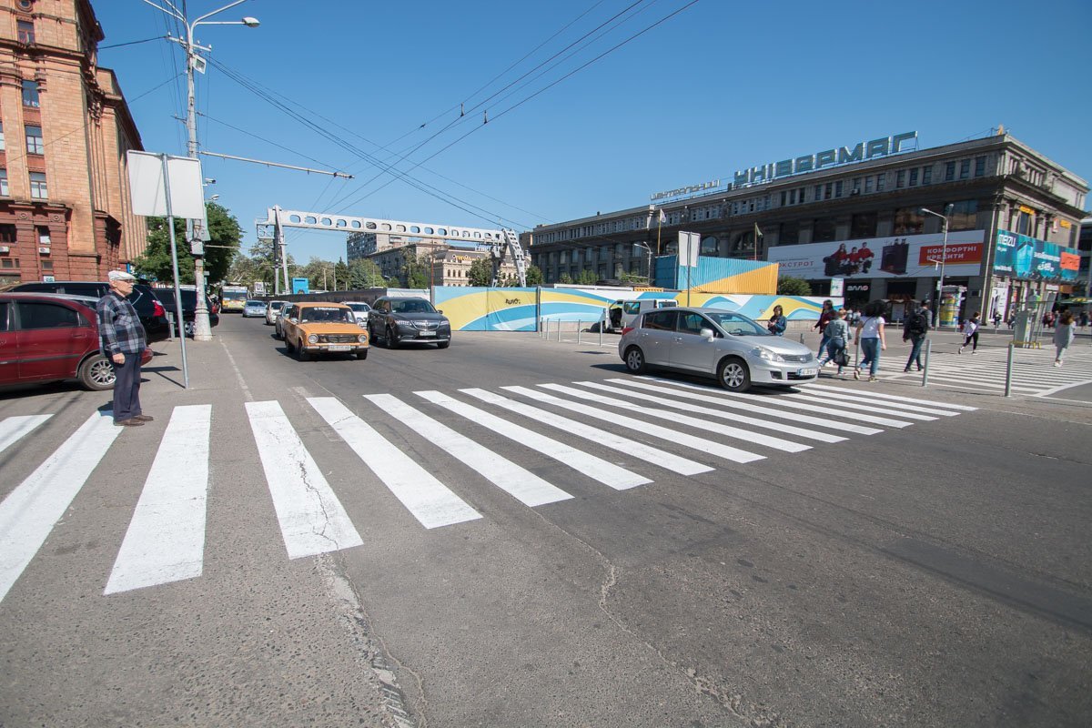 Площадь окантована красивым ровным и побеленным бордюром, на проезжей части виднеется читабельная разметка